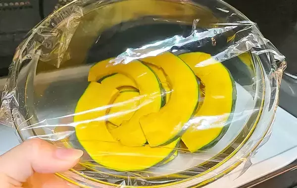 「家にカボチャがあったら絶対作って！　レンチンだけで絶品『かぼちゃのマヨチーズ和え』」の画像