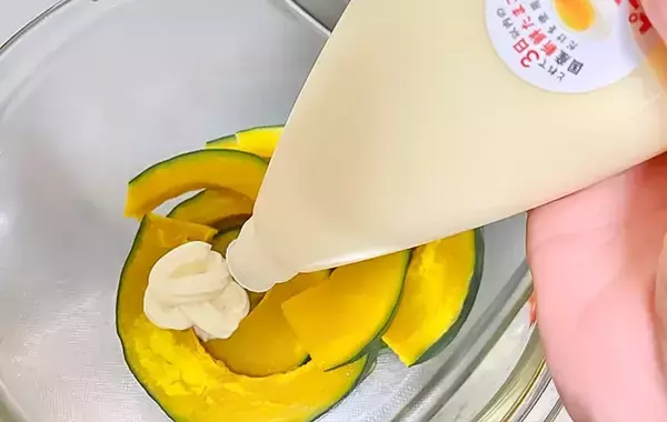 「家にカボチャがあったら絶対作って！　レンチンだけで絶品『かぼちゃのマヨチーズ和え』」の画像