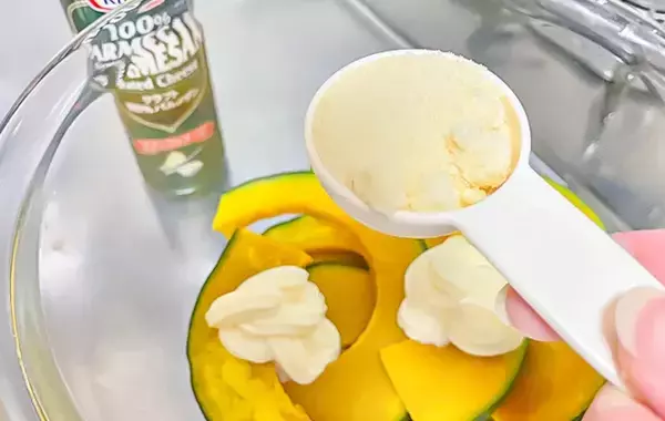 「家にカボチャがあったら絶対作って！　レンチンだけで絶品『かぼちゃのマヨチーズ和え』」の画像