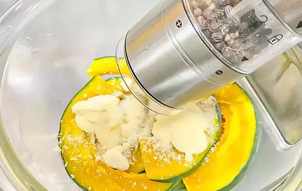 「家にカボチャがあったら絶対作って！　レンチンだけで絶品『かぼちゃのマヨチーズ和え』」の画像