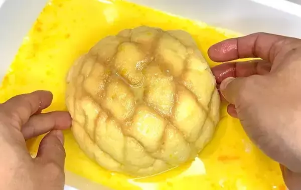 「メロンパンを卵液に浸して…　できた一品に「ずっと食べていたい」「新感覚すぎる」」の画像