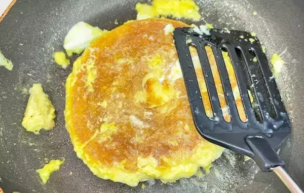 「メロンパンを卵液に浸して…　できた一品に「ずっと食べていたい」「新感覚すぎる」」の画像