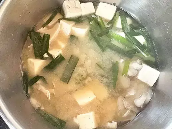 味噌汁に『大さじ4杯』入れてみて　意外な組み合わせに「またやりたい！」