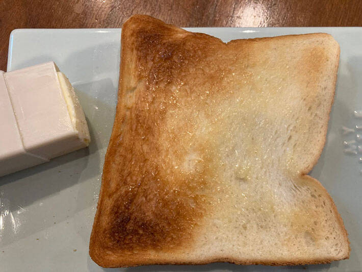 固形バターがすいすい塗れる『バタースティック』で、トーストの悩みを一蹴