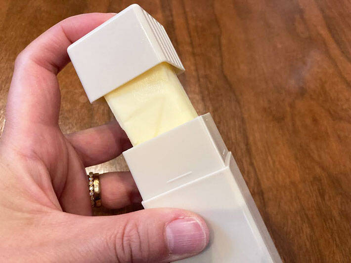 固形バターがすいすい塗れる『バタースティック』で、トーストの悩みを一蹴