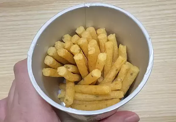 「「当時の記憶がよみがえる…」　30周年記念で復活した『じゃがりこ』は、ノスタルジー感じる味だった」の画像