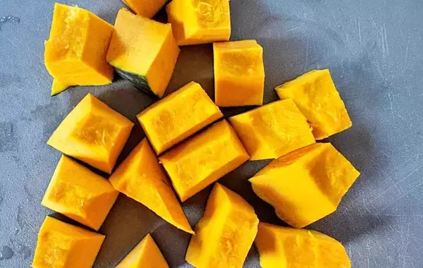 「かぼちゃ煮に、大さじ3杯入れたのは？　意外な味つけに「夫婦でハマるかも」【作り置きレシピ】」の画像