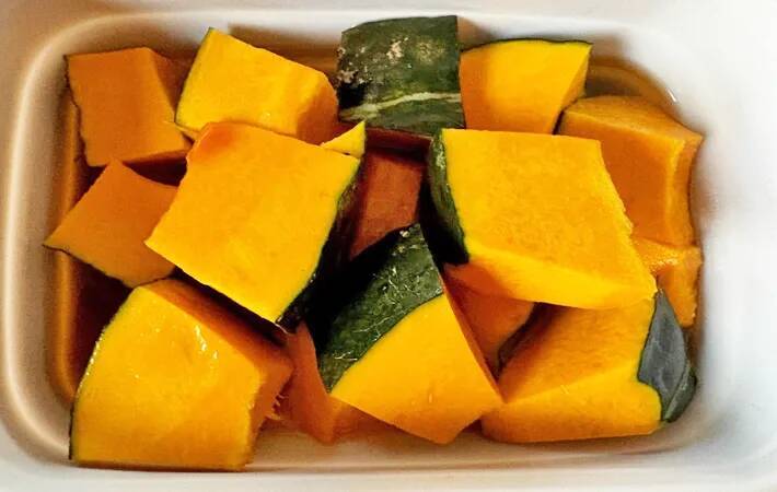 かぼちゃ煮に、大さじ3杯入れたのは？　意外な味つけに「夫婦でハマるかも」【作り置きレシピ】