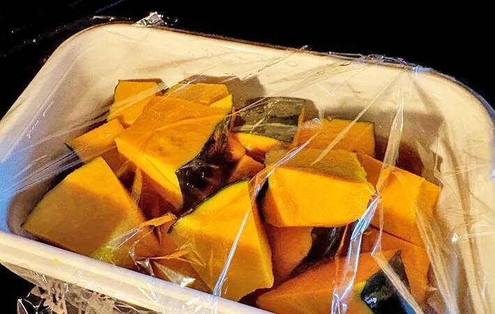 かぼちゃ煮に、大さじ3杯入れたのは？　意外な味つけに「夫婦でハマるかも」【作り置きレシピ】