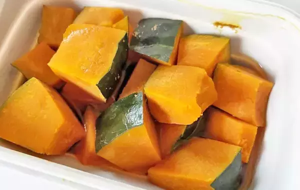 「かぼちゃ煮に、大さじ3杯入れたのは？　意外な味つけに「夫婦でハマるかも」【作り置きレシピ】」の画像