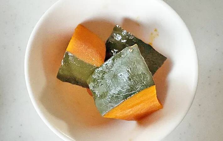 かぼちゃ煮に、大さじ3杯入れたのは？　意外な味つけに「夫婦でハマるかも」【作り置きレシピ】