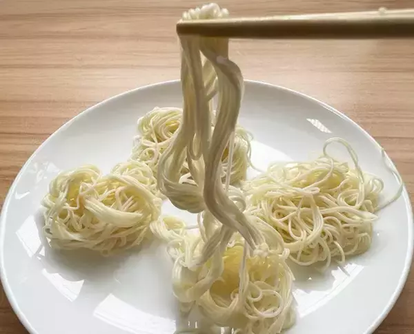 「そうめんがくっつかない裏技1位は？　3つの方法を検証してランキング発表！」の画像