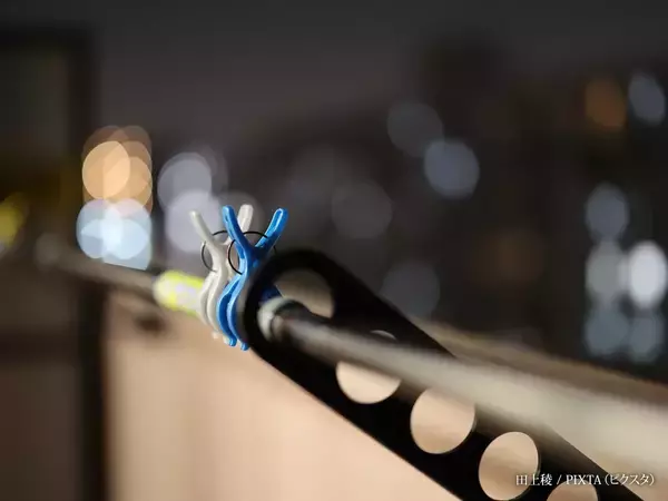 夏は1日中暑いから、夜も外に干しっぱなしでもいい？　洗濯のプロが回答