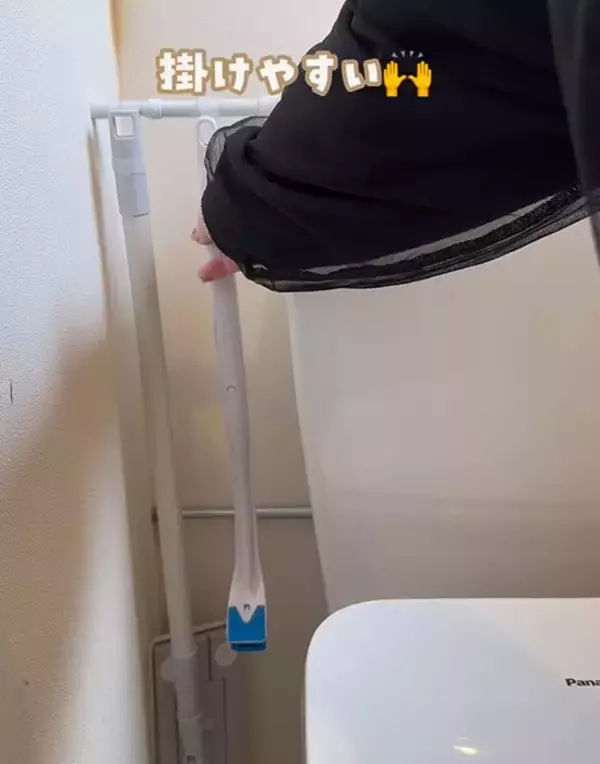 「トイレタンクの『裏』を活用！　掃除グッズの収納テクに「なるほど」「衛生的」」の画像