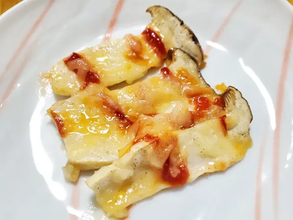 切って焼くだけ！　『エリンギピザ』に、家族が「こんな食べ方あるんだ」【おつまみレシピ】