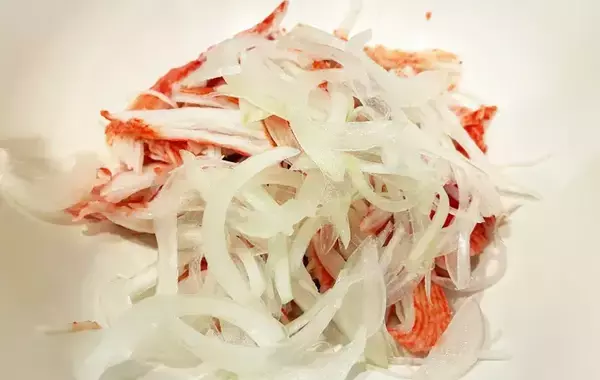 「和えるだけで完成！　家にあるカニカマが『罪深い一品』に化けた」の画像