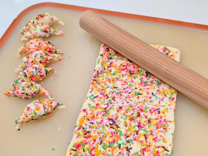 カラースプレーをパイ生地に埋め込むと…　焼き上がりに「この発想はなかった！」