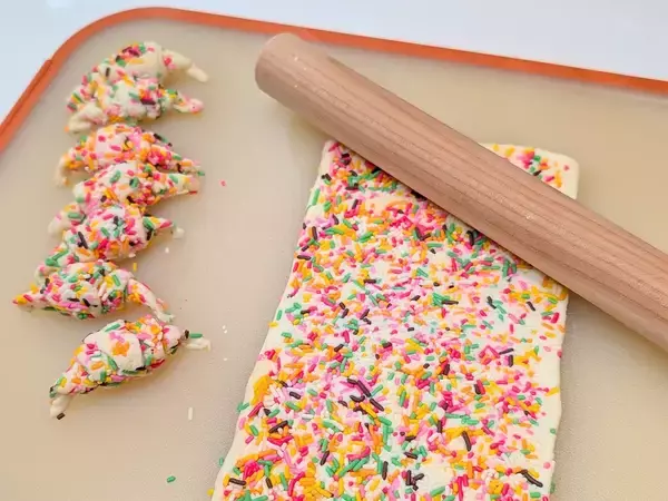 「この発想はなかった」「クリスマスに使えそう」　パイ生地にカラースプレーを練り込むと？