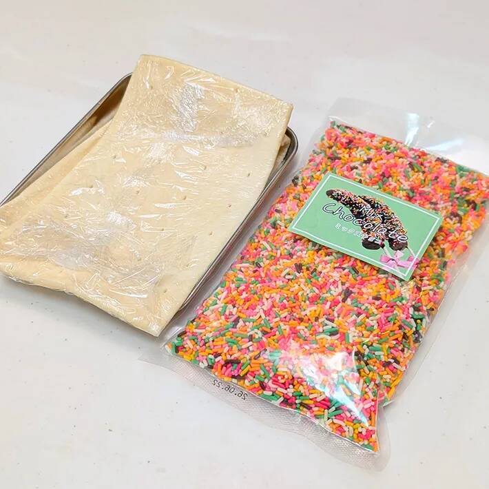 「この発想はなかった」「クリスマスに使えそう」　パイ生地にカラースプレーを練り込むと？