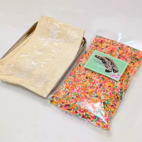 「「この発想はなかった」「クリスマスに使えそう」　パイ生地にカラースプレーを練り込むと？」の画像