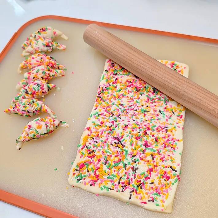 「この発想はなかった」「クリスマスに使えそう」　パイ生地にカラースプレーを練り込むと？