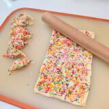 「「この発想はなかった」「クリスマスに使えそう」　パイ生地にカラースプレーを練り込むと？」の画像3