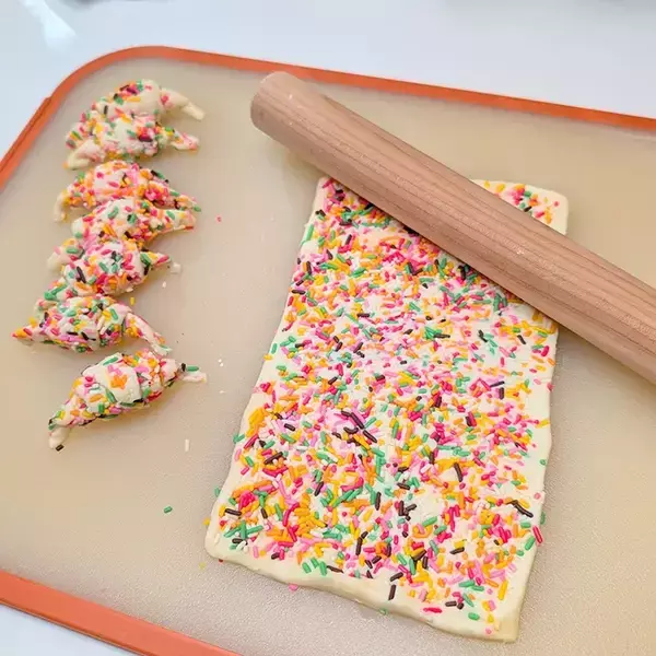 「「この発想はなかった」「クリスマスに使えそう」　パイ生地にカラースプレーを練り込むと？」の画像