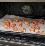 「「この発想はなかった」「クリスマスに使えそう」　パイ生地にカラースプレーを練り込むと？」の画像4