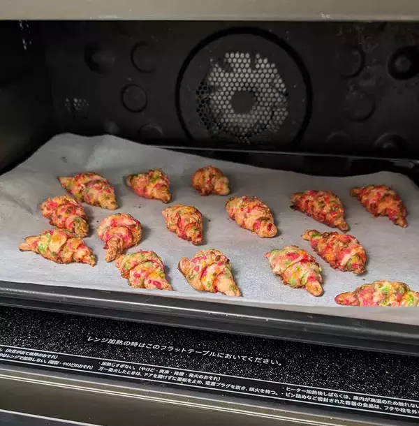 「「この発想はなかった」「クリスマスに使えそう」　パイ生地にカラースプレーを練り込むと？」の画像