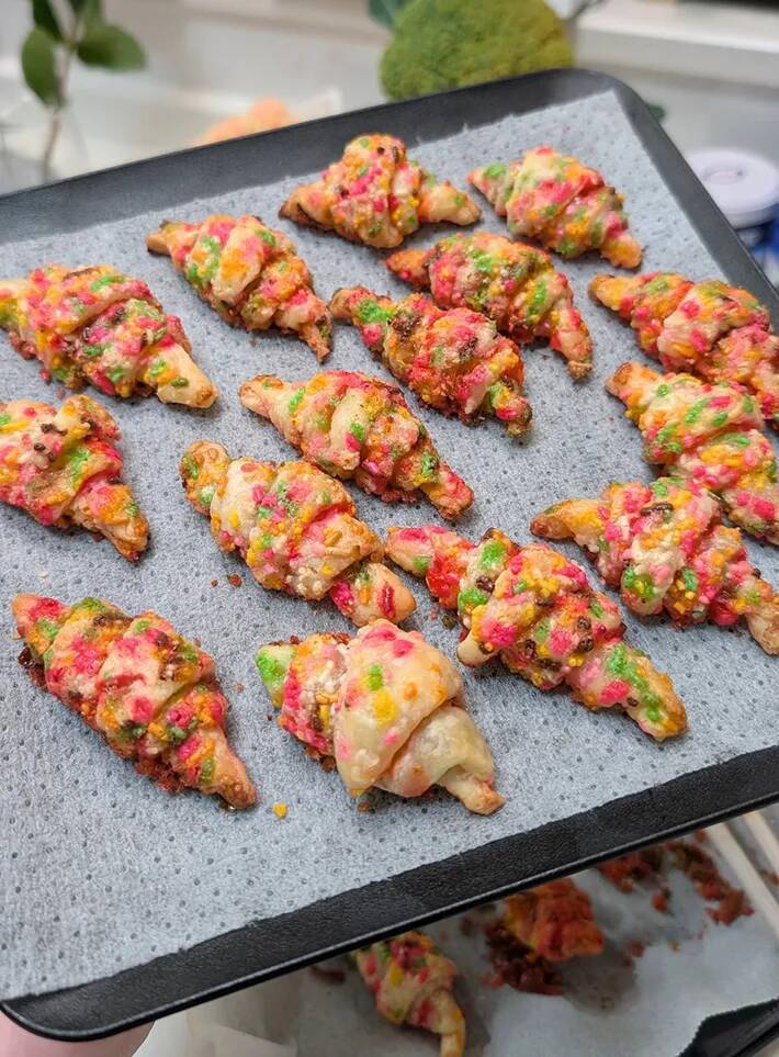 「この発想はなかった」「クリスマスに使えそう」　パイ生地にカラースプレーを練り込むと？