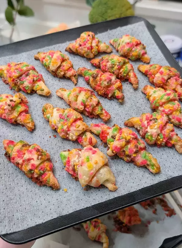 「「この発想はなかった」「クリスマスに使えそう」　パイ生地にカラースプレーを練り込むと？」の画像