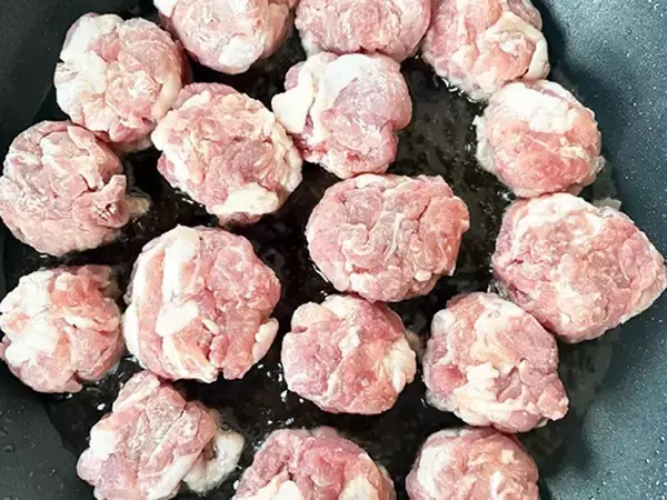豚こまをゴルフボールみたいに丸めて…　できたものに「新定番になりそう」