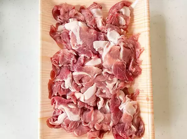 「豚こまをゴルフボールみたいに丸めて…　できたものに「新定番になりそう」」の画像