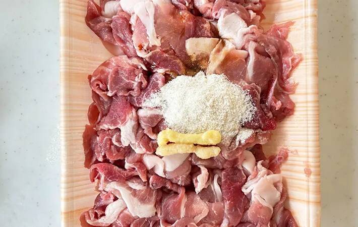 豚こまをゴルフボールみたいに丸めて…　できたものに「新定番になりそう」