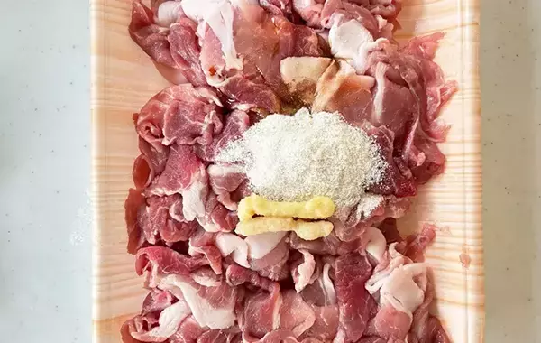 「豚こまをゴルフボールみたいに丸めて…　できたものに「新定番になりそう」」の画像