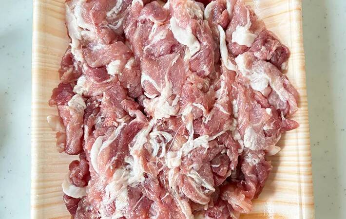 豚こまをゴルフボールみたいに丸めて…　できたものに「新定番になりそう」