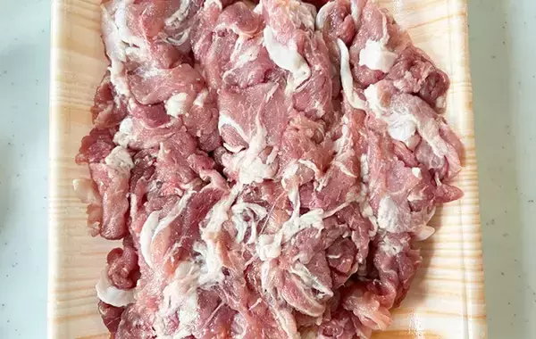 「豚こまをゴルフボールみたいに丸めて…　できたものに「新定番になりそう」」の画像