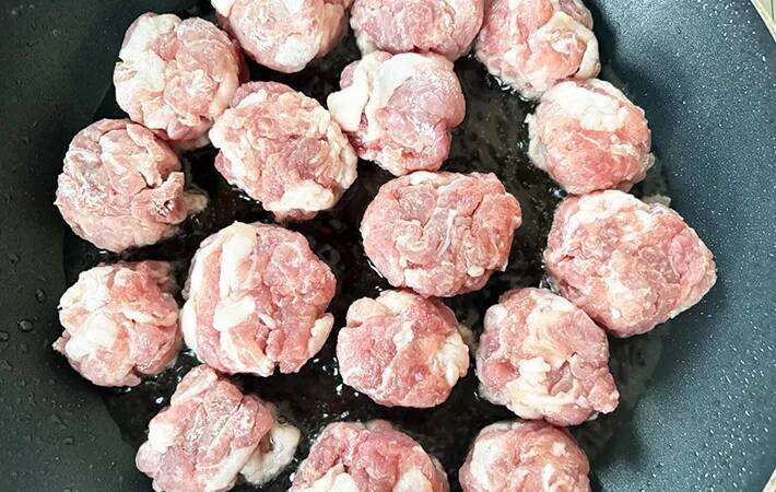 豚こまをゴルフボールみたいに丸めて…　できたものに「新定番になりそう」