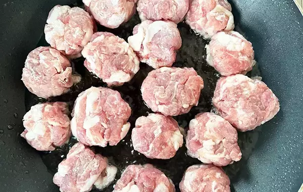 「豚こまをゴルフボールみたいに丸めて…　できたものに「新定番になりそう」」の画像