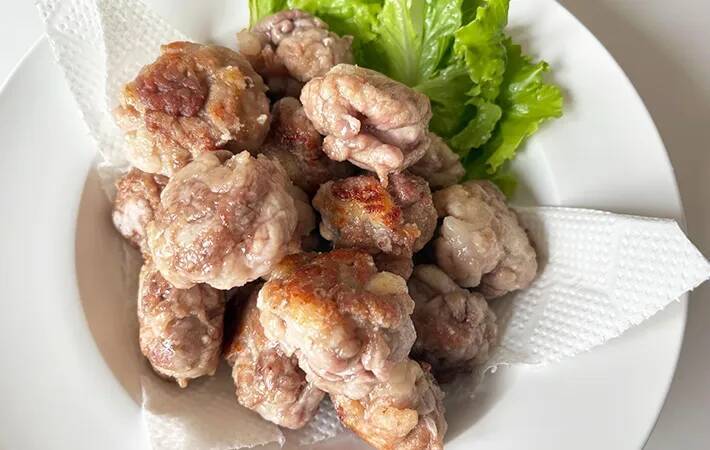 豚こまをゴルフボールみたいに丸めて…　できたものに「新定番になりそう」