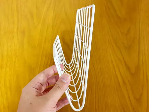 100均のワイヤーネット、体重をかけて『30度』に曲げると？　完成した「収納アイテム」が超実用的！