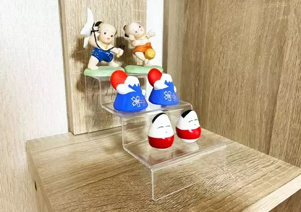 「『ダイソー』のディスプレイスタンド、キッチンに置くと？　　じゃない使い方に「収納量が増えた！」」の画像