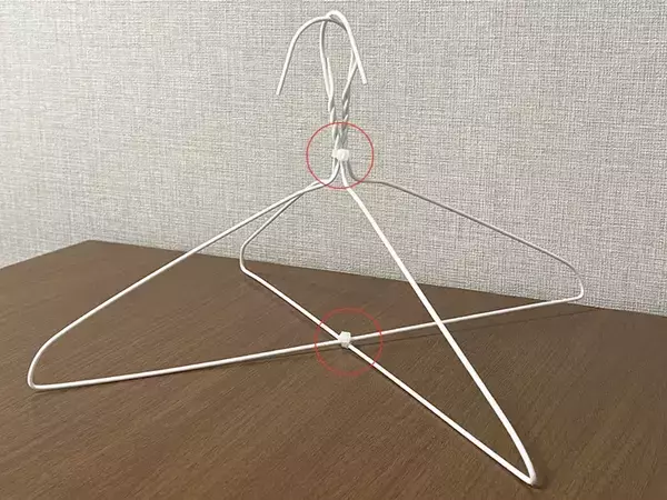 「『ハンガー2本』をクロスさせて…　できたものが、部屋干しで活躍！」の画像