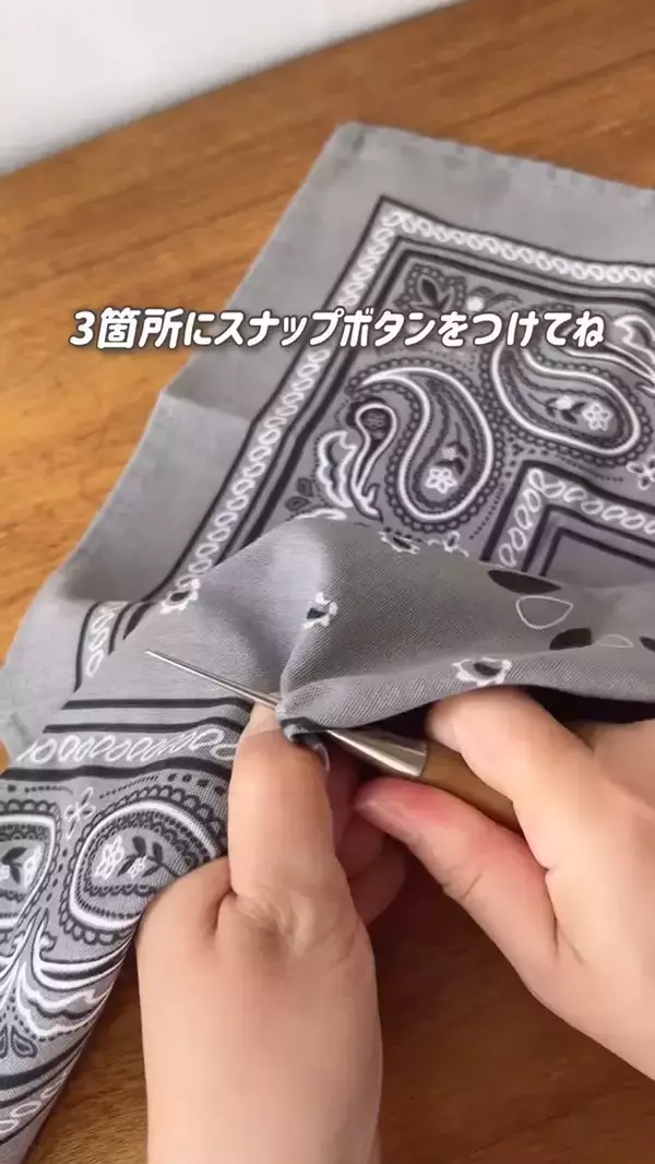 「バンダナを折ってボタンをつけたら？　100均アイテムで便利な『ひんやりアイテム』が完成！」の画像