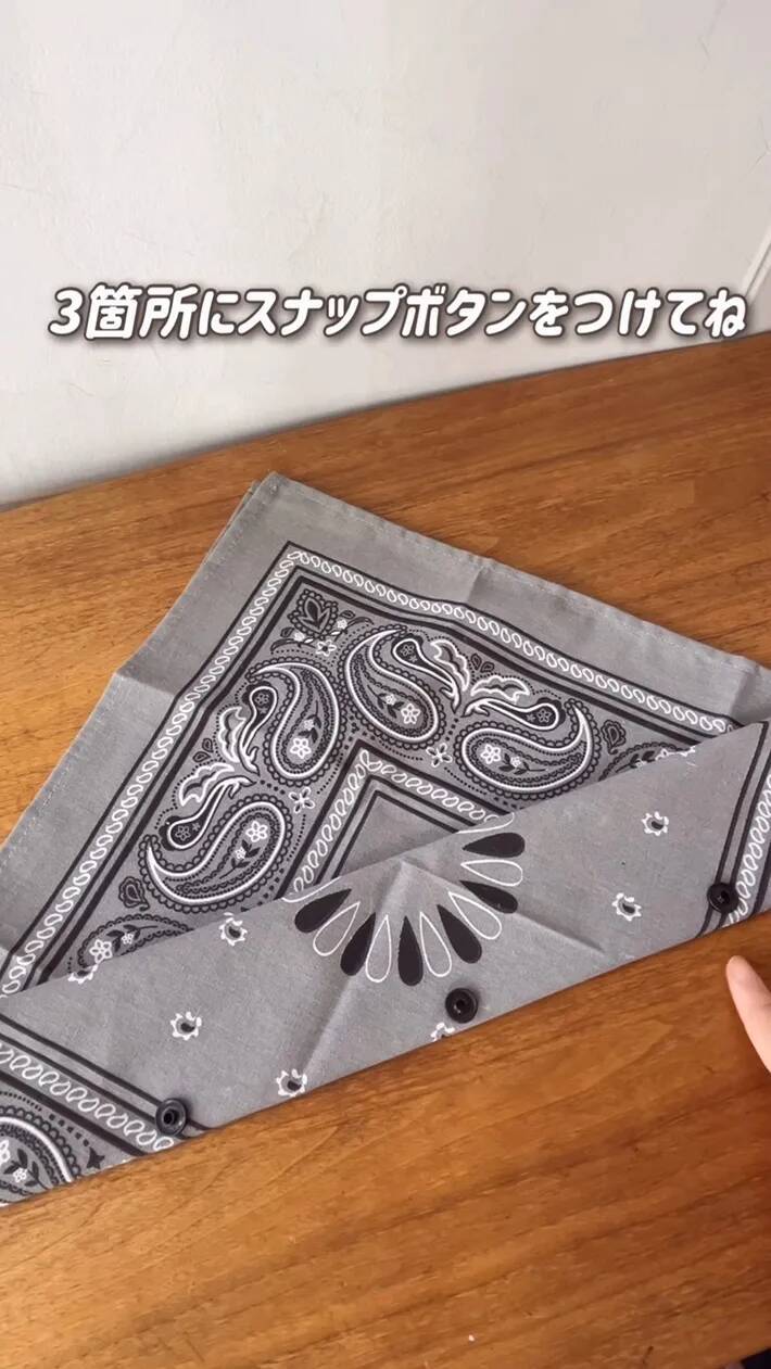 バンダナを折ってボタンをつけたら？　100均アイテムで便利な『ひんやりアイテム』が完成！
