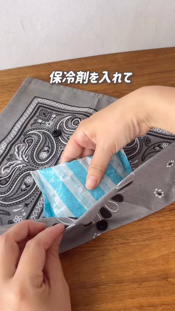 バンダナを折ってボタンをつけたら？　100均アイテムで便利な『ひんやりアイテム』が完成！