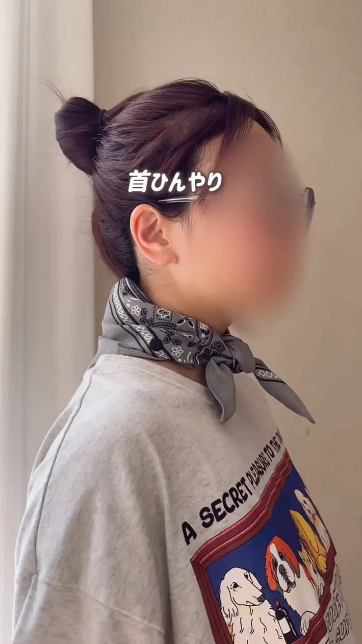 バンダナを折ってボタンをつけたら？　100均アイテムで便利な『ひんやりアイテム』が完成！