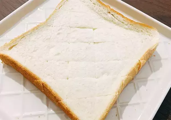「食パンに「切り込み」を入れたら大成功！　カリッとジュワッの奇跡食感に激変」の画像