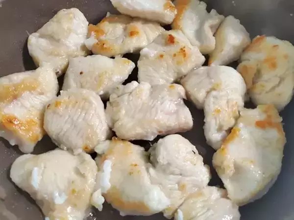 パックの安い鶏むね肉　意外な味付けに「家族が歓声あげた」【節約レシピ】