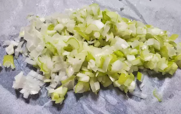 「パックの安い鶏むね肉　意外な味付けに「家族が歓声あげた」【節約レシピ】」の画像